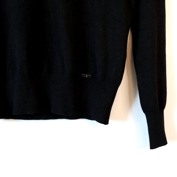 LUI JO Stylish Black Turtle Neck - Picture 8 of 9